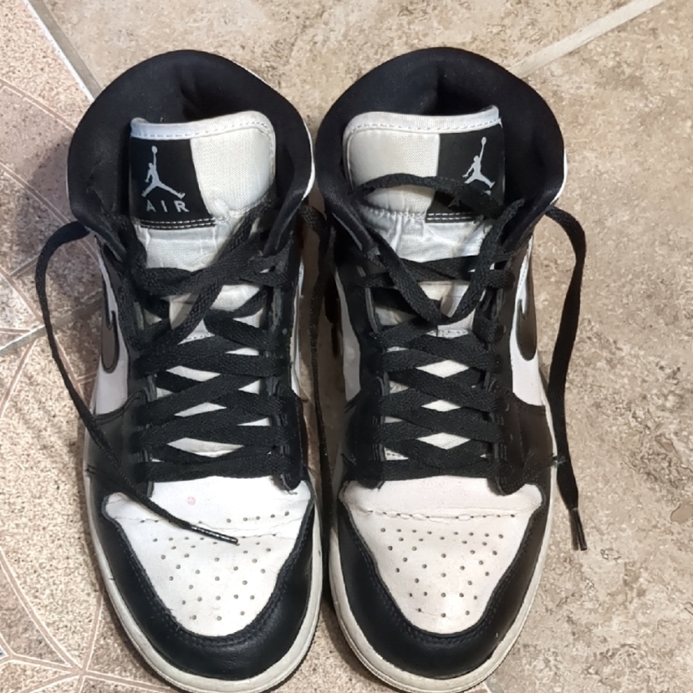 Jordan Unisex Black and White Sneakers